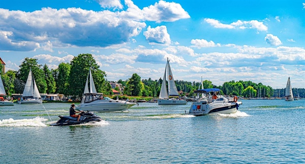 5 Powodów, Dlaczego Mazury to Idealne Miejsce na Żeglarską Przygodę